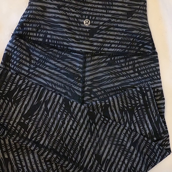 NWOT LULULEMON CAPRI LEGGINGS - Picture 2 of 5